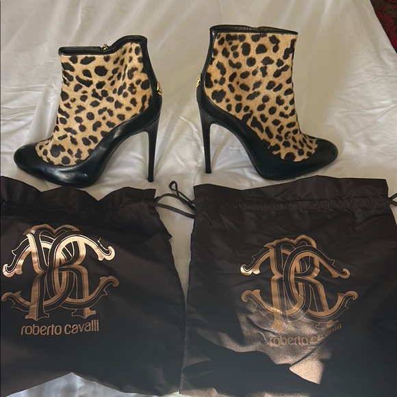 Roberto Cavalli Black Leopard Print Heeled Boots - Picture 9 of 9